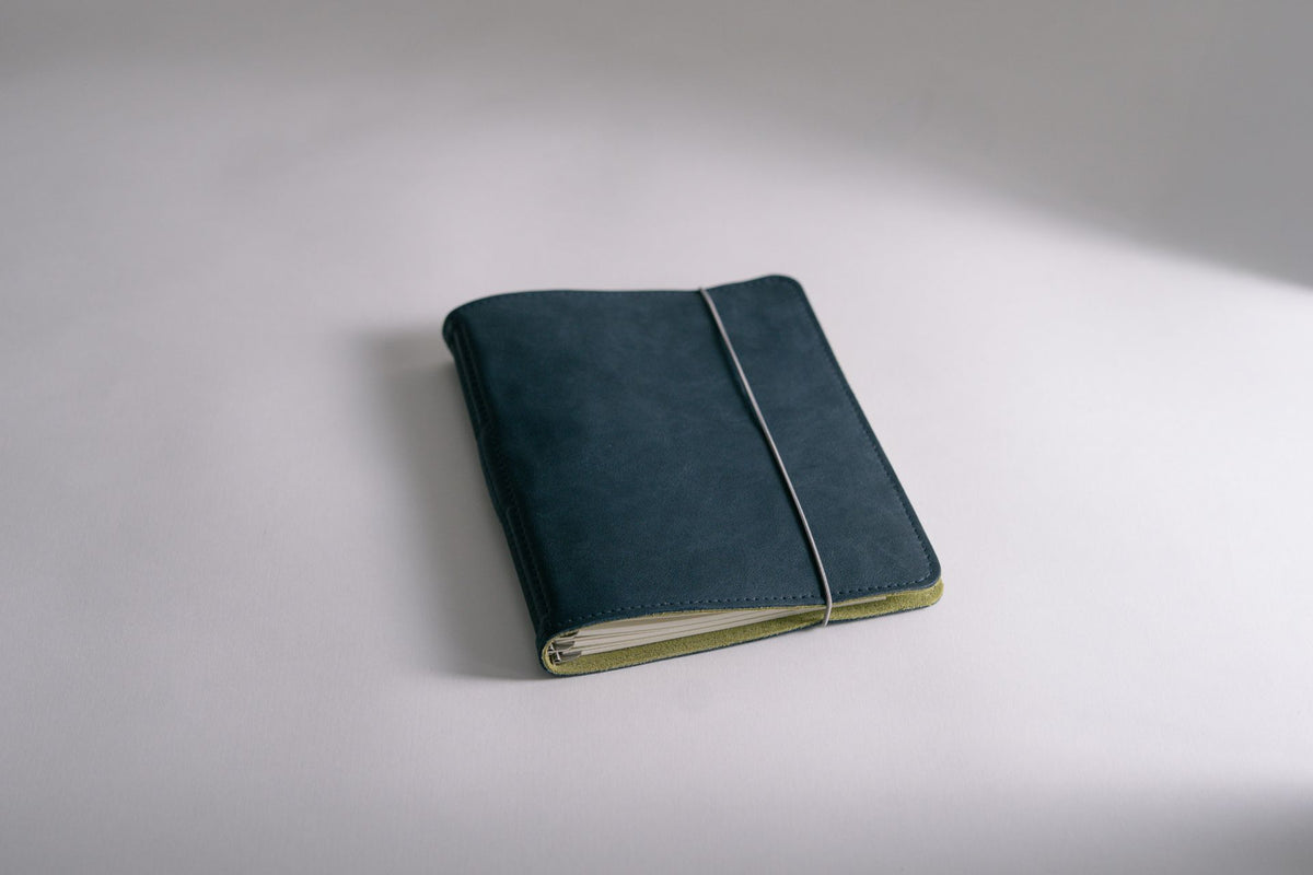 Roterfaden Taschenbegleiter SO_26 (smoke blue/light olive) - NOMADO Store 