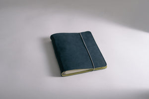 Roterfaden Taschenbegleiter SO_26 (smoke blue/light olive) - NOMADO Store 