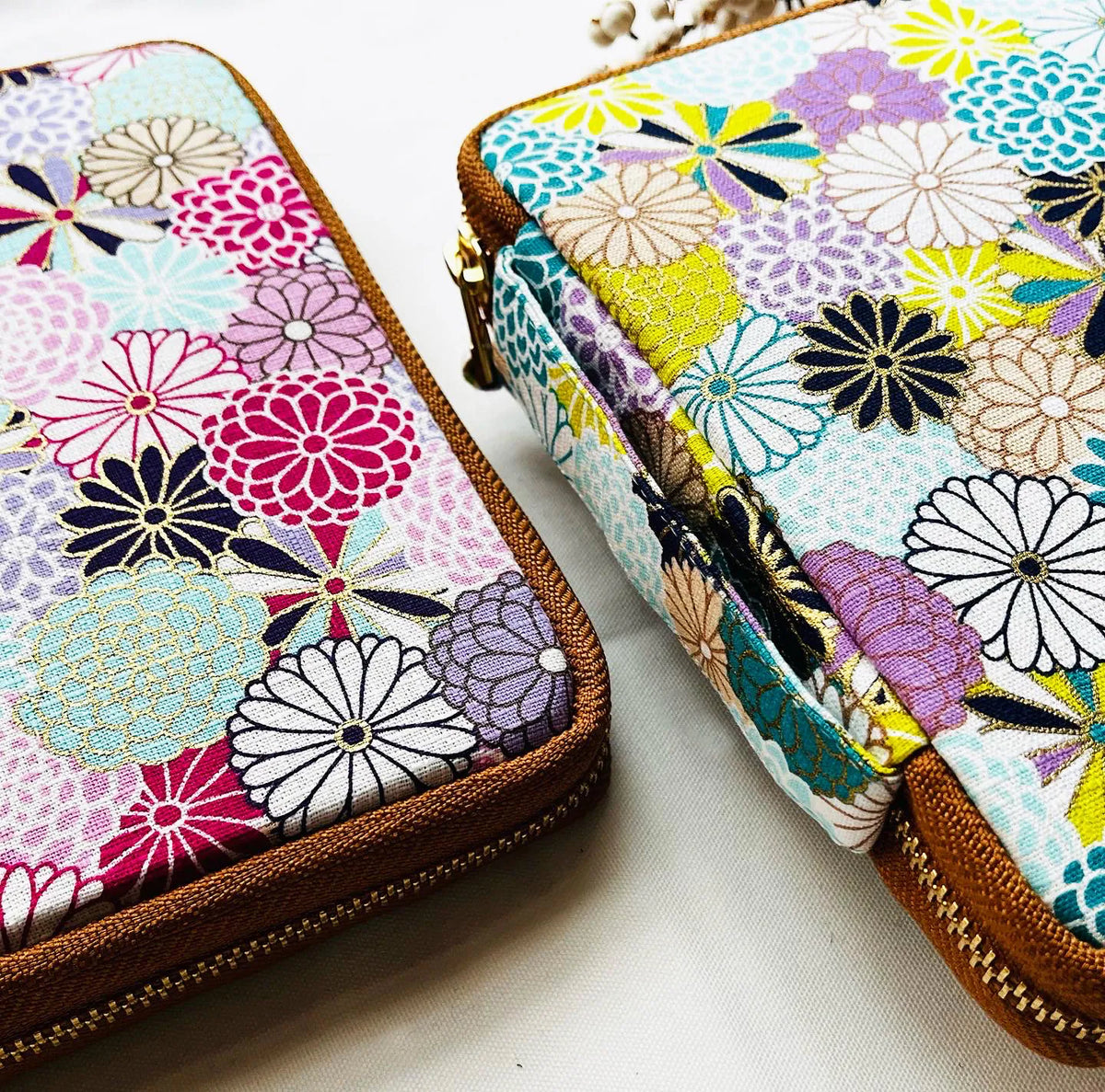 Kyoku Haku 10-piece pen case dahlia pattern (2 colours)