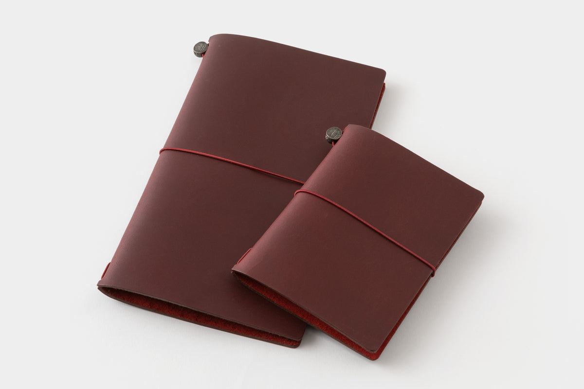 TRAVELER'S notebook Passport Size LOVE AND TRIP Red (PREORDER)