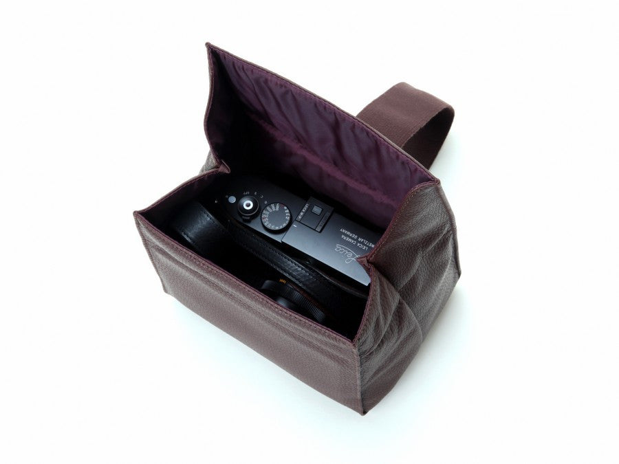 Artisan and Artist ACAM 78 leather camera pouch (black or brown) - NOMADO Store 