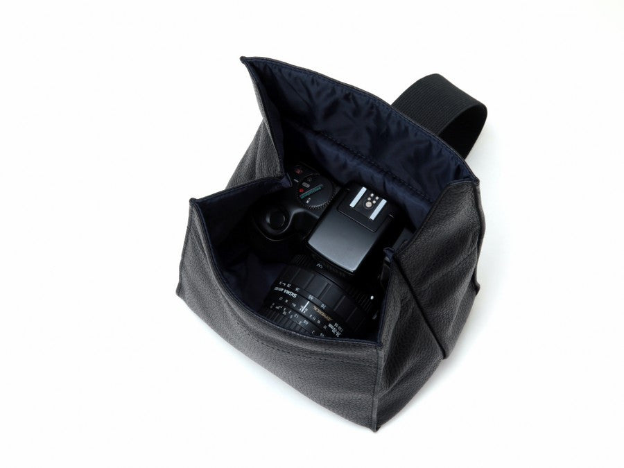 Artisan and Artist ACAM 78 leather camera pouch (black or brown) - NOMADO Store 