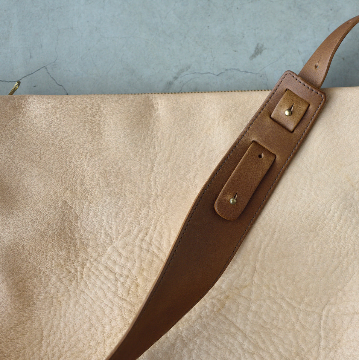 .urukust Leather Shoulder Bag L Beige Oak - NOMADO Store 