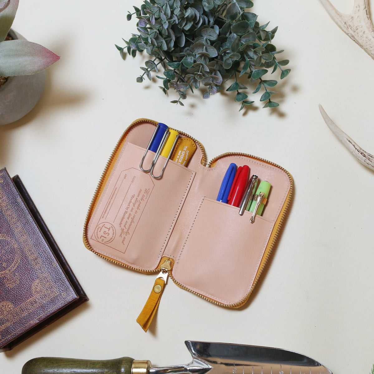 The Superior Labor leather LTD AUTUMN '22  zip pen case