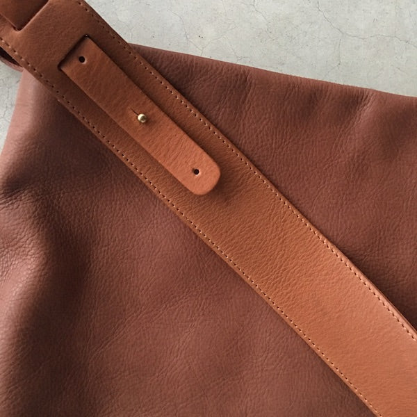 .urukust Leather Shoulder Bag L Brown - NOMADO Store 