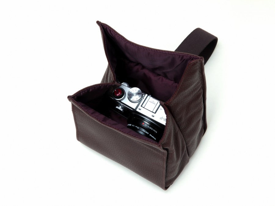 Artisan and Artist ACAM 77 leather camera pouch (black or brown) - NOMADO Store 